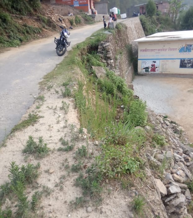 रौसाल इंटर कॉलेज में जलभराव से स्थानीय निवासियों की सुरक्षा खतरे में